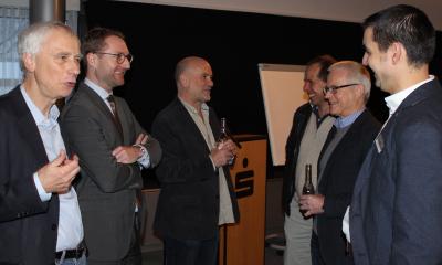 Professor Dr. Wolfgang Hinte (links) suchte erneut den engagierten Austausch mit fast 100 Fachleuten der Vogelsberger Sozialarbeit – hier im Gespräch mit (von links) Dr. Jens Mischak (Erster Kreisbeigeordneter), Harry Bernardis (Leiter Vogelsberger Lebensräume), Reinhard Kaul (Geschäftsführer Melchiorsgrund), Hans Dieter Herget (Leiter des Sachgebiets Soziale Dienste im Amt für Soziale Sicherung) und René Lippert (Leiter des Amtes für Soziale Sicherung). Foto: Erich Ruhl-Bady