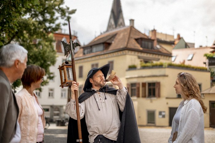 Konstanz-Muensterplatz-Altstadt-Stadtfuehrung-Nachtwaechter-Gruppe-05_Copyright_MTK-Leo-Lei.gif