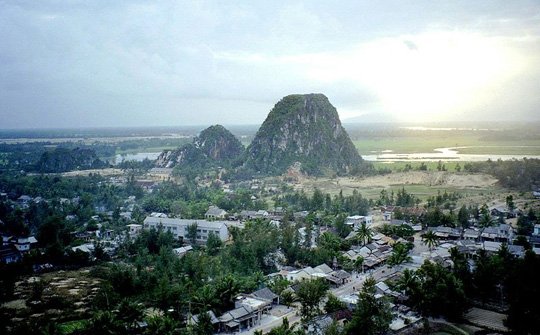 Vietnam_marble-mountain.jpg