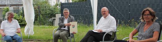 Mit 170.000 Euro unterstützt der Vogelsbergkreis auch in diesem Jahr das Beratungszentrum Vogelsberg, wie Landrat Manfred Görig (Zweiter von links) bei der offiziellen Bescheidübergabe erklärt. Gleichzeitig würdigt er im Gespräch mit Matthias Gold, Frank Gebauer und Monika Jurkowitsch (von links) die Arbeit der Einrichtung – speziell auch in der schwierigen Zeit des Lockdowns. Foto: Sabine Galle-Schäfer/Vogelsbergkreis