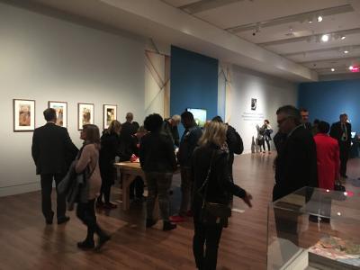 Besucher der Wiedmann Bibel Ausstellung im Museum of the Bible