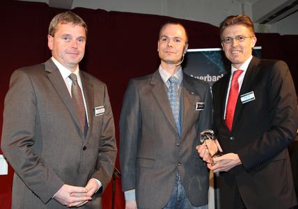 Bei der Preisübergabe von links nach rechts: Henrik Rutenbeck, Marketingchef Loewe Alexander Rösch, Chefredakteur DIGITALFERNSEHEN.de / DIGITAL TESTED Oliver Seidl, Vorstandsvorsitzender Loewe