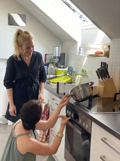 Daniela Kambor prüft in der ersten Folge, ob das Zuhause kindersicher ist.