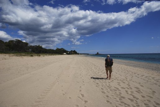 Sardinien Wanderer am Strand bei Barisardo auf Sardinien.jpg