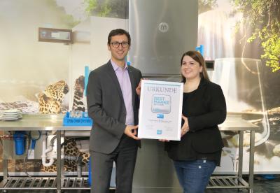 Michael Mayer, Leiter Vertrieb und Marketing der MEIKO Germany GmbH, nimmt die Auszeichnung von Frau Josipa Buric entgegen