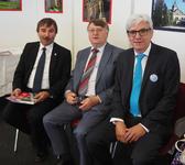 Am Stand der Sudetendeutschen Landsmannschaft Baden-Württemberg