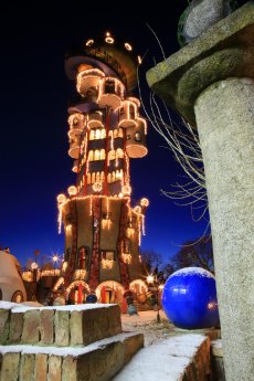 1_Weihnachtsmarkt am Kuchlbauer Turm - ein Hundertwasser Architekturprojekt, geplant und bearbei.jpg