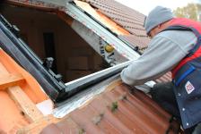 Schon beim fachgerechten Dachfenstereinbau entscheidet sich, wie gut der Hitze- und Kälteschutz sein wird.