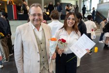 Der Leiter des Studienkollegs an der TH Lübeck, Prof. Manfred Rößle und die Kollegiatin Zineb Belhimeur freuen sich über die Zeugnisvergabe