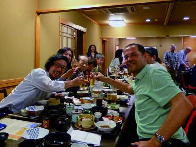 Ausgelassene Stimmung beim Abendessen mit japanischen Reiki-Praktizierenden nach einem gemeinsamen Reiki-Treffen am Nachmittag.