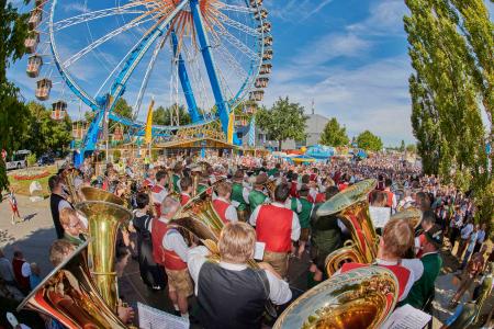 Ein Höhepunkt ist das Standkonzert der sieben Festkapellen am ersten Volksfestsonntag mitten auf dem Festplatz beim Riesenrad (11.8., 10.30 Uhr) / Foto: Fotowerbung Bernhard