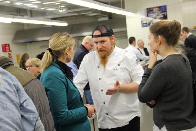 Spitzenkoch Lucki Maurer (Mitte) war begehrter Gesprächspartner beim Nachwuchs in der bayerischen Hotellerie und Gastronomie / Foto: obx-news/Eckert Schulen