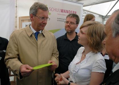 Während des Deutschen Wandertages in Melle sprach Bundespräsident Christian Wulff mit Vertretern der Deutschen Wanderjugend und des Deutschen Wanderverbandes über die große Bedeutung des Schulwanderns. (v.l. Bundespräsident Christian Wulf; Jörg Bertram, Geschäftsführer der Deutschen Wanderjugend; Verbandsjugendwartin Elisabeth Schmidt; DWV-Präsident Dr. Hans-Ulrich Rauchfuß), Foto: J. Kuhr/DWV