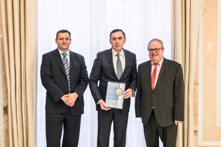 Auszeichnung zum Maklerchampion 2018 in der Krankenversicherung. Im Bild (v.l.): Dr. Claus Dethloff, Geschäftsführer ServiceValue GmbH, uniVersa-Vertriebsvorstand Werner Gremmelmaier und Bernhard Rudolf, Chefredakteur Versicherungsmagazin, Foto: Versicherungsmagazin/Henrik Schipper