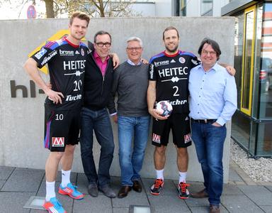(Foto: hl-studios, Erlangen) v.l.: Bast Krämer, HL-Geschäftsführer Jürgen Hinterleithner, Hl-Sprecher Hans-Jürgen Krieg, Moritz Weltgen, HC-Mannschaftskapitän und Alfons Loos, Geschäftsführer hl-studios