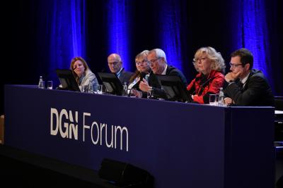 Führende Vertreter der ausrichtenden Fachgesellschaften präsentierten auf der Neurowoche 2018 neue wissenschaftliche Erkenntnisse und politische Forderungen. Bis einschließlich kommenden Samstag tagen in der Messe Berlin die Deutsche Gesellschaft für Neurologie (DGN), die Gesellschaft für Neuropädiatrie (GNP) sowie die Deutsche Gesellschaft für Neuropathologie und Neuroanatomie (DGNN). (c) DGN/Pflug