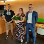 Petra Strobl wird für ihr 25-jähriges Firmenjubiläum bei der BKK ProVita geehrt. (v. l. n. r. André Fuchs, Vertreter des Personalrats, Petra Strobl und Hauptabteilungsleiter Josef Huber)