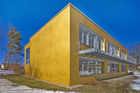 Das Zusammenspiel mit Glas und Metall macht CapaGold sehr warmtonig
