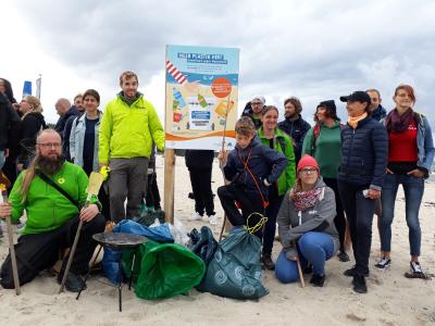 Die Funde der Müllsammelaktion am Strand von Warnemünde. Das Schild weist auf eine Recyclingtonne in der Jugendherberge Warnemünde hin, in der Strandbesucher Hartplastik zum recyclen entsorgen können, Quelle: DJH-MV