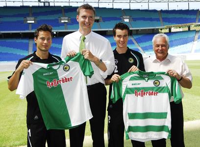 Ronny Garbuschewski, Lars Schauer, Timo Breitkopf und Winfried Lonzen präsentieren im Zentralstadion Leipzig die neuen Heim- (l.) und Auswärtstrikots des FC Sachsen Leipzig aus dem Hause der Firma Sport-Saller