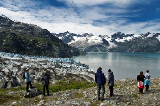 Besucher bewundern die Natur im Glacier Bay Nationalpark (c) National Park Service.jpg