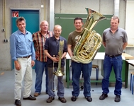  In einem guten Ton steckt viel Arbeit: Die Lehrer und Prüfer Eckhart Fritz, Rolf Sachs und Joachim Wirsching mit den Jungmeistern Andreas Förster (Bassposaune) und Tobias Erichlandwehr (Tuba)