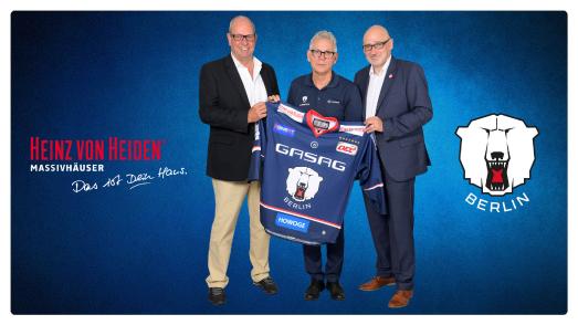 (v.l.n.r.) Heinz von Heiden-Geschäftsführer Andreas Klaß besiegelt mit Eisbären-Geschäftsführer Peter John Lee und Kay-Uwe Lange, Heinz von Heiden-Regionalleiter Berlin/Brandenburg, die Verlängerung des Sponsorings um weitere zwei Jahre
