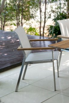 @ZEBRA - Infinity Sessel _shell-grey_am Unyx-Tisch Ausschnitt kompr.jpg