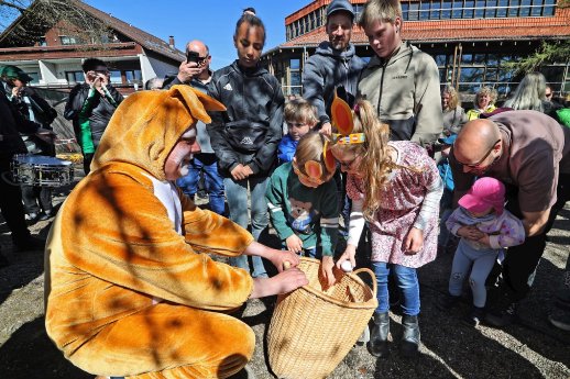 Überraschungen vom Osterhasen nach dem Osterumzug in Hahnenklee_Quelle Hahnenklee Tourismus GmbH.jpg