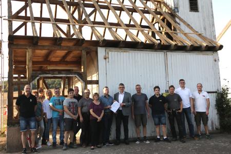 Richtig viel vorgenommen haben sich die Allmenröder Vereine: Das alte Spritzenhaus soll saniert werden. Landrat Manfred Görig (Mitte) überreichte dafür eine Spende der OVAG in Höhe von 3.000 Euro an Ortsvorsteher Jörg Hauer. Foto: Gaby Richter