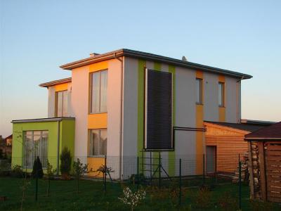 AkoTec- Voll-Vakuumröhrenkollektoren flach an der Fassade installiert.