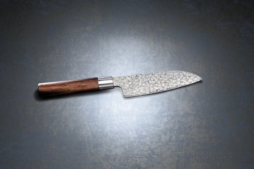 NX-8517_04_Tokio_Kitchen-Ware_Handgefertigtes_Marken-Damast-Santokumesser_mit_16-cm-Klinge.jpg