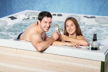 Einen Whirlpool von Whirlcare sowie weitere Preise im Gesamtwert von mehr als 30.000 Euro gibt es bei der Benefizaktion zu gewinnen, die Whirlpools World zum Jubiläum initiiert
