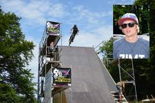 „Qualitätskontrolle“ der Arbeit der Dachdecker- Azubis durch Mountainbike-Profi Tobias Wrobel