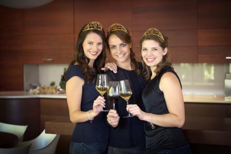 Deutsche Weinhoheiten v.l.n.r. Christina Schneider, Lena Endesfelder und Mara Walz (Quelle DWI)