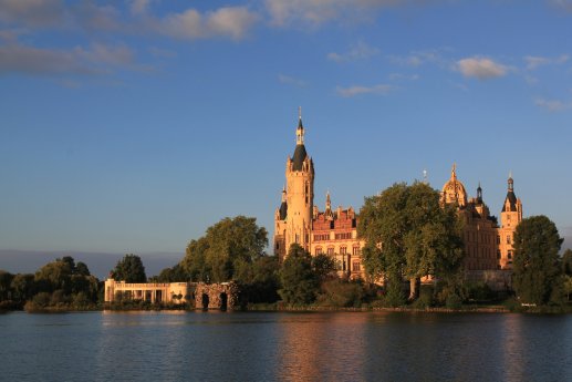 Schloss_Schwerin_Herbst_co_STADTMARKETING_GmbH_Schwerin.jpg