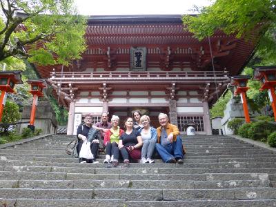 Teilnehmer der Reiki-Japan-Reise vor dem Eingang des heiligen Berges Kurama in der Nähe von Kyōtō.