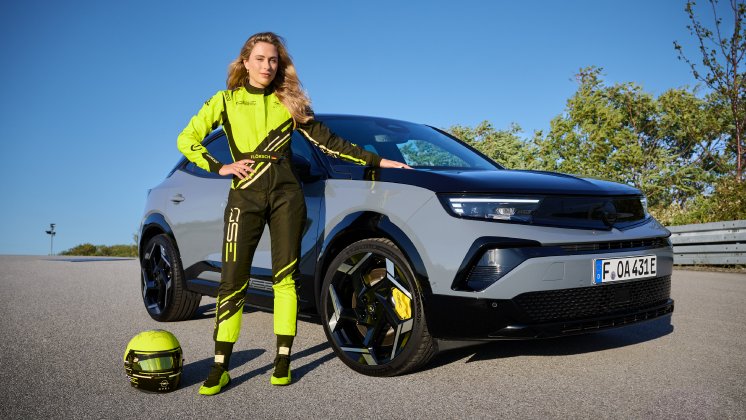 renn-dna-fuer-die-strasse-mit-markenbotschafterin-sophia-floersch-die-rennsportwurzeln-des-.jpg