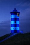 Illuminierter Pilsumer Leuchtturm und Fotokontrolleur