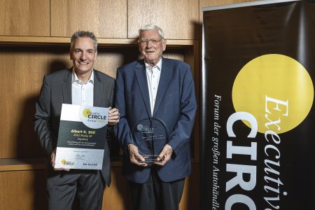 Albert K. Still erhält von "kfz-betrieb"-Chefredakteur Wolfgang Michel den "Executive Circle Award 2021" für sein Lebenswerk / Foto: Stefan Bausewein