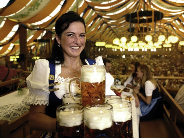 bayerisches-bier-volksfest-zelt-bedienung.jpg