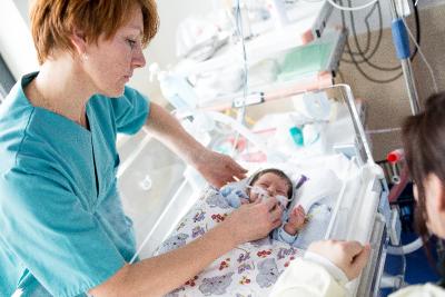Neugeborenes der 38. +5 SSW mit Highflow wegen respiratorischer Anpassungsstörung; Kinderkrankenschwester u. die Mutter des Kindes