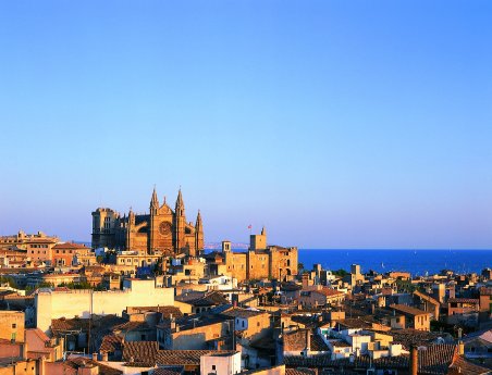 Mallorca_Catedral_y_Palacio_de_la_Almudaina_Credit_Turespana.jpg