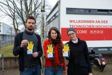 : Carsten Mildner (l.), Diversitätsbeauftragter der TH Lübeck, Daphne Reim, Gleichstellungsbeauftragte der TH Lübeck und Stefanie Prüss, Beraterin für Studentisches Leben beim Studentenwerk SH präsentieren die neue Kampagne des Studentenwerks 