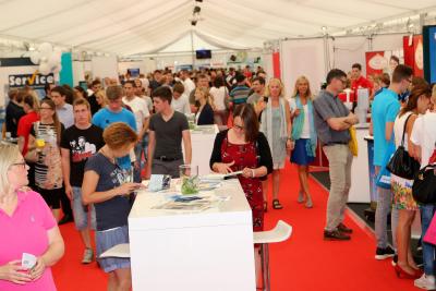 Entlang des roten Teppichs präsentieren sich bei der 14. jobmesse osnabrück mehr als 120 Austeller. Foto: Barlag
