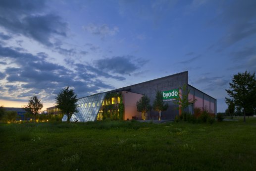 Firmengebäude Byodo bei Nacht_Byodo Naturkost.jpg