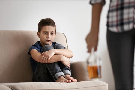 blu:prevent veröffentlich kostenfreies Praxisbuch inklusive Spielfilm "ZOEY" für die Arbeit mit Kindern aus von Sucht belasteten Familien / Foto: AdobeStock/africa studio