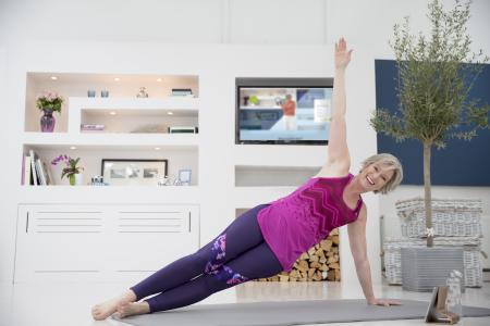 Wer unter professioneller Anleitung trainieren möchte, kann das auch zuhause problemlos. Dafür eignen sich rückenfreundliche Online-Trainingsprogramme. Sie wurden von Physiotherapeuten entwickelt und sind in der momentanen Situation auch eine gute Alternative, um akute Beschwerden zu lindern./ Bild: DA AG/ AGR