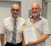 25-jähriges Firmenjubiläum im Service-Center Hannover der BKK ProVita: Walter Redl, Vorstandsvorsitzender (links), gratuliert Uwe Zimmermann, Leiter Service-Center Hannover (rechts)