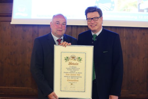 Ehrenpräsident Friedrich Düll und Präsident Georg VI. Schneider.jpg